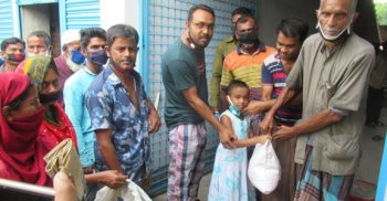ঝিনাইদহে ৫ শতাধিক নিম্ন আয়ের মানুষের মাঝে খাদ্যসামগ্রী বিতরণ করলেন এমকে এন্টারপ্রাইজ