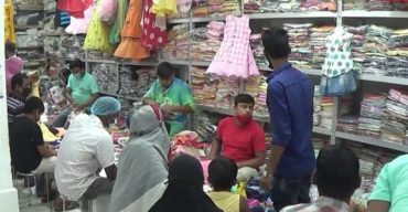 ঝিনাইদহে সামাজিক দুরত্বের বালাই নেই বিপণী বিতান গুলোতে উপচে পড়া ভিড়, জেলাবাসিরা আতঙ্কে