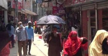গলাচিপার হাঁট বাজারে ঠাসা ঠাসি মানুষের ভিড়