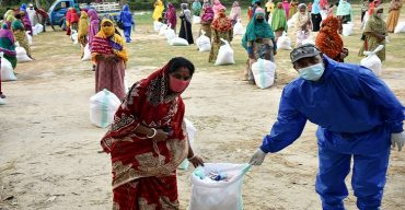 রাণীনগরে ডাসকো ফাউন্ডেশনের খাদ্য সামগ্রী বিতরণ