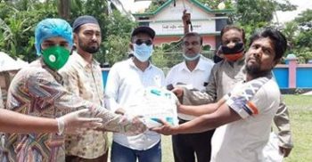 গলাচিপায় আওয়ামীলীগ পরিবারের ত্রাণ বিতরণ