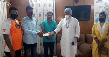 করোনার সংকটে থাকা অসহায় কুয়াকাটা শিল্পী গোষ্টিকে অর্থ সহায়তা