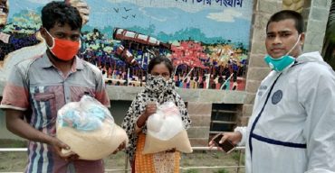 রেশনের পুরোটাই কর্মহীনদের তুলে দিলেন পুলিশের নায়েক মিজানুর