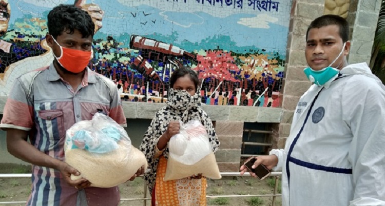 রেশনের পুরোটাই কর্মহীনদের তুলে দিলেন পুলিশের নায়েক মিজানুর