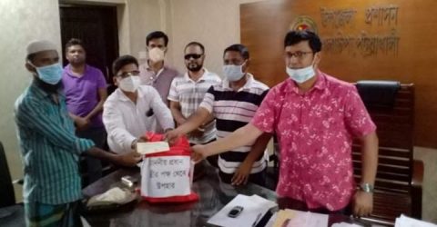 গলাচিপায় করোনা জয়ী দুইজনকে মাননীয় প্রধান মন্ত্রীর ঈদ উপহার
