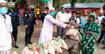 ঝিনাইদহে নিম্ন আয়ের মানুষের মাঝে শহীদ মমিন স্মৃতি সংঘের ত্রাণ সামগ্রী বিতরণ