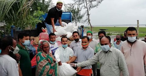 সুন্দরবনে উপকূলে আম্পানের তাণ্ডবে ব্যাপক ক্ষয়ক্ষতি, ক্ষতিগ্রস্তদের মাঝে ত্রাণ বিতরণ