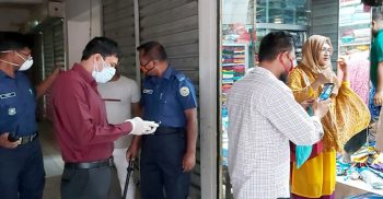 করোনা প্রতিরোধ আইন উপেক্ষা করায় বাউফলে ব্যাবসায়ীদের জরিমানা