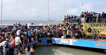করোনাকালে মানুষের ঢল, বাধ্য হয়ে ফেরি বন্ধ