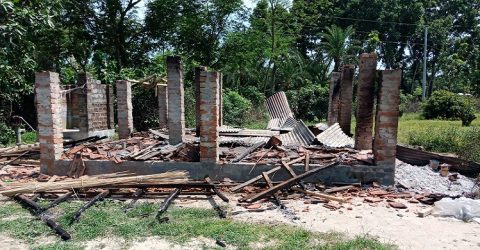 শার্শায় বসতবাড়ি আগুন দিয়ে পুড়িয়ে দিয়েছে দূর্বৃত্তরা