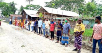 ঝিনাইদহের ডাকবাংলায় তুলোর গোডাউন: বয়স্ক ও শিশুরা রয়েছে সাস্থ্য ঝুঁকিতে! তুলোর গোডাউন অপসারণ দাবিতে মানববন্ধন