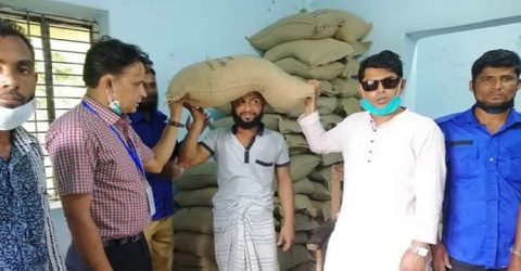 গলাচিপায় শান্তিপূর্ণভাবে জেলেদের মাঝে চাল বিতরণ