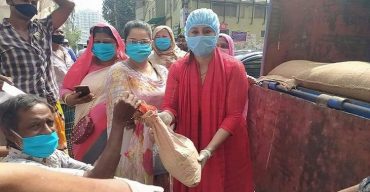 ঢাকা উত্তর সিটির ৭ নং ওয়ার্ডে খাবার নিয়ে ঘরে ঘরে যাচ্ছে আ.লীগ নেত্রী সুইটি আক্তার সিনু