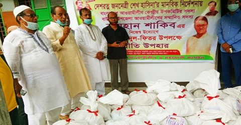 বাউফলে আ’লীগের দুস্থ কর্মীদের ঈদ সামগ্রী উপহার