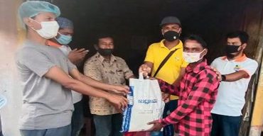 কুয়াকাটায় ট্যুর অপারেটরদের টোয়াব’র ঈদ সামগ্রী উপহার