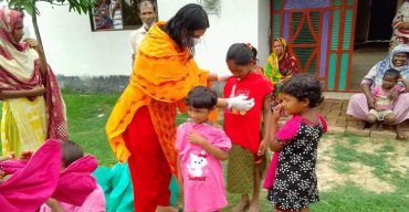 সাপাহারে ঈদ উপলক্ষে ঈদের জামা ও খাদ্য সহায়তা দিলো সুমাইয়া তুলি