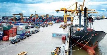 সুন্দরবন উপকূলে বৈরী আবহাওয়া মোংলাবন্দরে পণ্য খালাস কাজ ব্যাহত