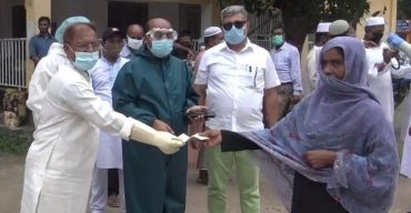 মাদারীপুরের কালকিনিতে ক্যান্সার-কিডনী লিভার সিরোসিস রোগীদের মাঝে চেক বিতরণ