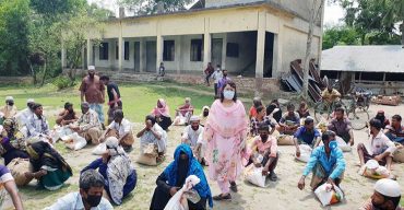 আমতলী উপজেলা ইউএনও মনিরা পারভীনের খাদ্য সহায়তা বিতরণ