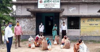 সাপাহার গ্রামীণ ব্যাংক এরিয়া অফিসের খাদ্য সহায়তা  বিতরণ