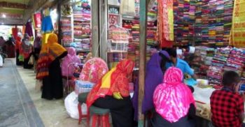 ঝিনাইদহে স্বাস্থ্য বিধির তোয়াক্কা নেই, দোকানে-দোকানে উপচে পড়া ভীড়