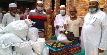 কালীগঞ্জে সাবেক চেয়ারম্যান ২৫০পরিবারকে দিলেন শাড়ী, লুঙ্গী ও চাল