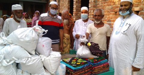 কালীগঞ্জে সাবেক চেয়ারম্যান ২৫০পরিবারকে দিলেন শাড়ী, লুঙ্গী ও চাল