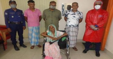 ঈদের দিনে বৃদ্ধা মাকে রাস্তায় ফেলে যাওয়া সেই অমানুষ ৩ ছেলে আটক