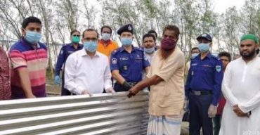 ঘূর্ণিঝড় আম্পানে দুর্গত মানুষের মাঝে খাদ্যসামগ্রী ও ঢেউটিন বিতরণ