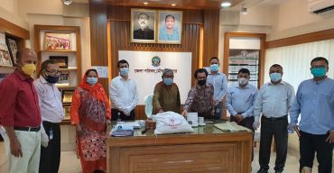 মৌলভীবাজার পৌরসভা ও জেলা পরিষদরে ত্রাণ তহবিলে ব্যাংক অফিসার্স এসোসিয়েশন, মৌলভীবাজারের অনুদান প্রদান