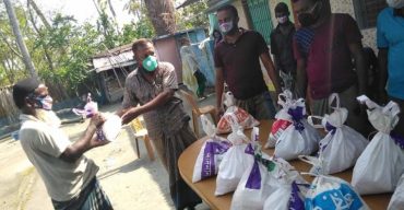 শতাধিক দুঃস্থ পরিবার ইফতার সামগ্রী পেল বেকার যুবক-যুবতিদের সহায়তায়