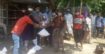 অসহায় পরিবারের মাঝে খাদ্যসামগ্রী বিতরণ করলেন পিবিআই ওসি
