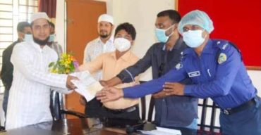 রাঙ্গাবালীতে করোনা জয়ীদের ফুলেল শুভেচ্ছা ও চেক প্রধান