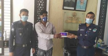 পুলিশের সহায়তায় চুরি হওয়া মুঠোফোন ফিরে পেলেন শিক্ষার্থী