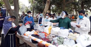 রাণীনগরে জেলা পরিষদের পক্ষ থেকে একশ পরিবারকে ত্রাণ সহায়তা