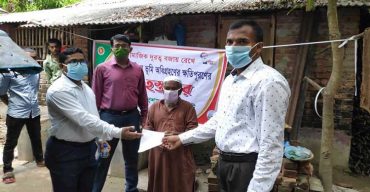 দালালদের দৌরাত্ম নিরসনে জেলা প্রশাসক বাড়ি বাড়ি গিয়ে জমি অধিগ্রহণের চেক দিলেন