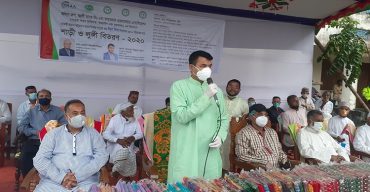 অলিলা গ্রুপ, অগ্রণী ব্যাংক লিঃ ও কামারচাক ওয়েলফেয়ার এসোসিয়েশন এর উদ্যাগে শাড়ী ও লুঙ্গী  বিতরণ