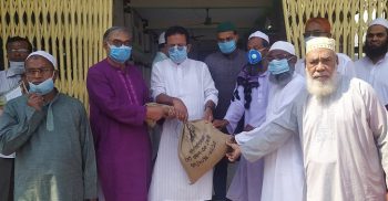 বাগেরহাটে মসজিদে এমপি শেখ হেলাল উদ্দীনের উপহার সামগ্রী প্রদান