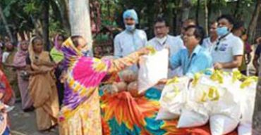 এবার ফুটপথের চটপটিওয়ালা কালীগঞ্জের সুভাষের আয়োজনে দুস্থদের মাঝে খাবার বিতরণ