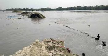 আম্পানের তাণ্ডবে বাগেরহাটে দুই কিলোমিটার বাঁধ ভেঙে গেছে