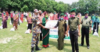 সাপাহারে আনসার ও ভিডিপি সদস্যদের মধ্যে ত্রাণ বিতরণ