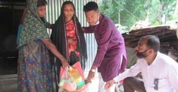 ঝিনাইদহে অগ্নিদগ্ধ ভিক্ষুকের চিকিৎসার ব্যয়ভার নিলেন যুবলীগ নেতা