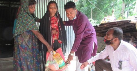 ঝিনাইদহে অগ্নিদগ্ধ ভিক্ষুকের চিকিৎসার ব্যয়ভার নিলেন যুবলীগ নেতা