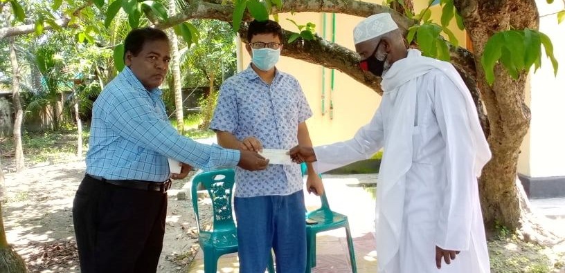 গলাচিপায় সামাজিক বনায়ন প্রান্তিক জনগণের মাঝে চেক বিতরণ