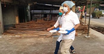 ঝিনাইদহের হলিধানী বাজারে অসহায় পথচারী ও দোকানীদের মাঝে ইফতার বিতরণ