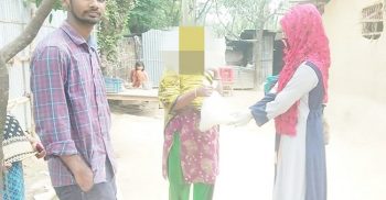 সাপাহারে প্রতিদিনের ন্যায় নারী নেত্রী ময়নার খাদ্য সামগ্রী বিতরণ
