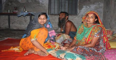 পটুয়াখালীর ঝালকাঠিতে আশ্রয়কেন্দ্রে উঠেছেন জেলেরা