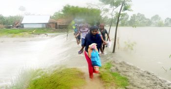 ঘূর্ণিঝড় ‘আম্পানের’ প্রভাবে প্লাবিত হয়েছে নিম্নঞ্চল।। কুয়াকাটার বন্যনিয়ন্ত্রন বাঁধ হুমকির মুখে