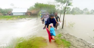 ঘূর্ণিঝড় ‘আম্পানের’ প্রভাবে প্লাবিত হয়েছে নিম্নঞ্চল।। কুয়াকাটার বন্যনিয়ন্ত্রন বাঁধ হুমকির মুখে