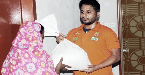 কাব্য বিলাস নাট্য গোষ্ঠীর অসহয়দের মাঝে ত্রাণ বিতরণ